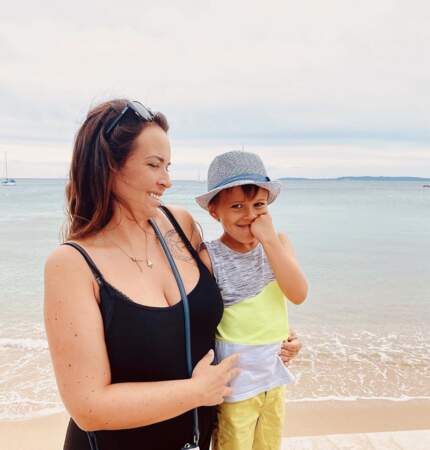 Kelly Helard profite de la mer avec son fils Lyam 