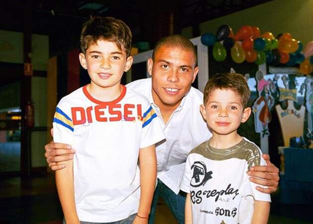 Luca et Enzo petits, avec el fenomeno Ronaldo