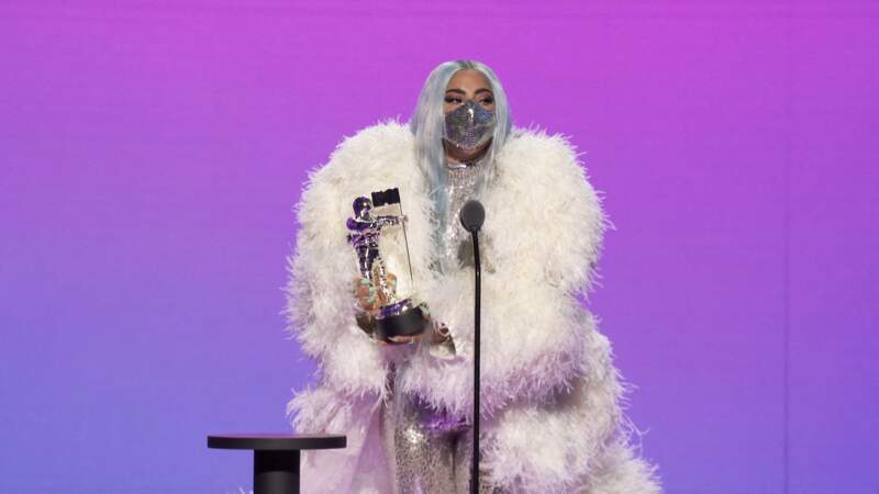 "Restez en sécurité, dites ce que vous pensez, et cela semble évident, portez un masque", a lancé Lady Gaga sur scène.  