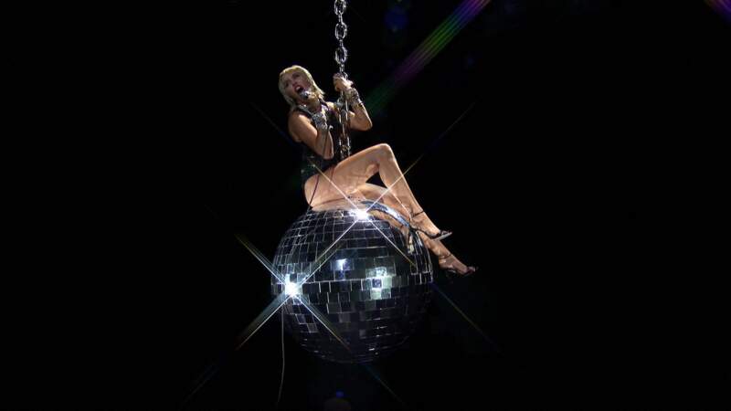 Miley Cyrus a elle aussi marqué la soirée, retrouvant pour l'occasion la boule géante de son clip Wrecking Ball.