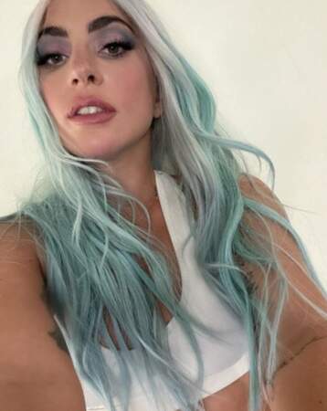 Point mode et beauté : Lady Gaga voit la vie en bleu pastel. 
