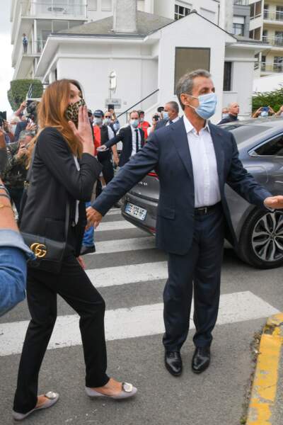 Nicolas Sarkozy et Carla Bruni arrivent à la mairie de la Baule pour le mariage de leur ami Franck Louvrier