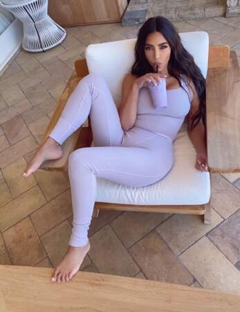 Kim Kardashian avait assorti sa tenue à sa boisson. 