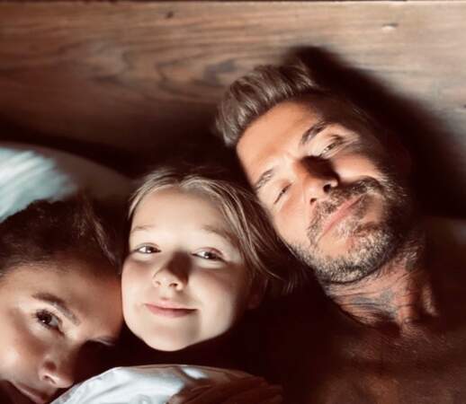 Un petit lutin prénommé Harper s'est incrusté dans le lit de Victoria et David Beckham.
