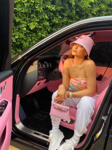 Point mode et beauté : Kylie Jenner était assortie à l'intérieur de sa voiture. 