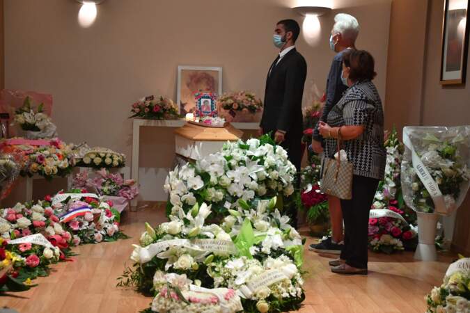 Le cercueil d'Annie Cordy exposé à la chambre funéraire de Cannes