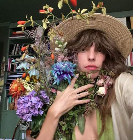 Point mode : Lou Doillon aime beaucoup les fleurs séchées. 