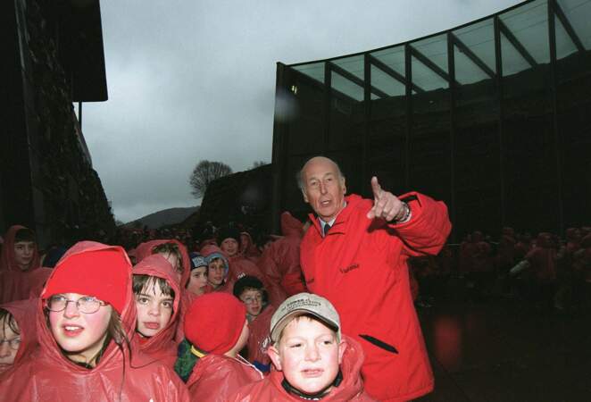 Ce n'est pas le mauvais temps qui arrête VGE lors de l'inauguration de Vulcania, le Parc sur le volcanisme qu'il a défendu (2002).