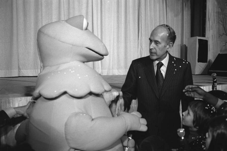 Lors de sa présidence, VGE a rencontré de nombreuses personnalités ... même Casimir, la star des enfants (Noël de l'Elysée 1976)
