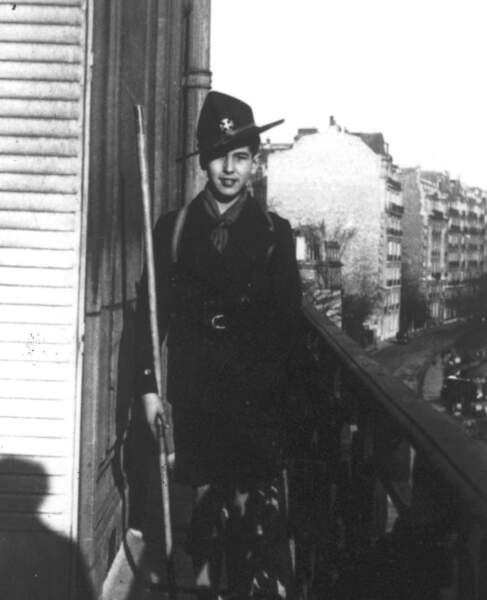 Valéry fut scout à Paris chez les "Scouts de France" à la fin des années 30.