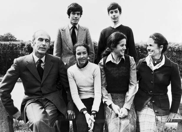 Le futur président pose avec Anne-Aymone et leurs enfants (Valérie-Anne, Jacinte, Henri, Louis) lors de la campagne électorale de 1974