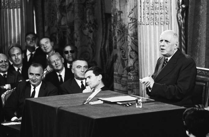 VGE, à gauche de l'image,  lors d'une conférence de presse du président de Gaulle le 9 septembre 1965