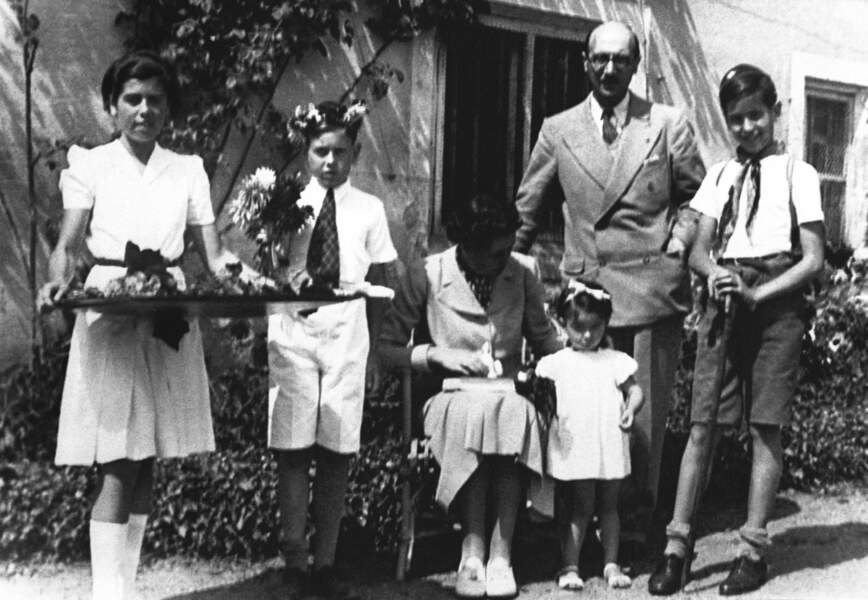 Le jeune Valery agé de douze ans entouré de sa famille en 1938.