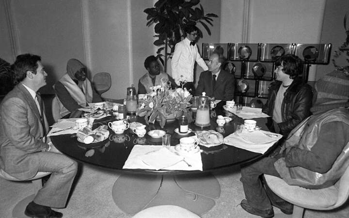 Le président nouvellement élu reçoit des éboueurs à l'Elysée pour un petit déjeuner (1974)