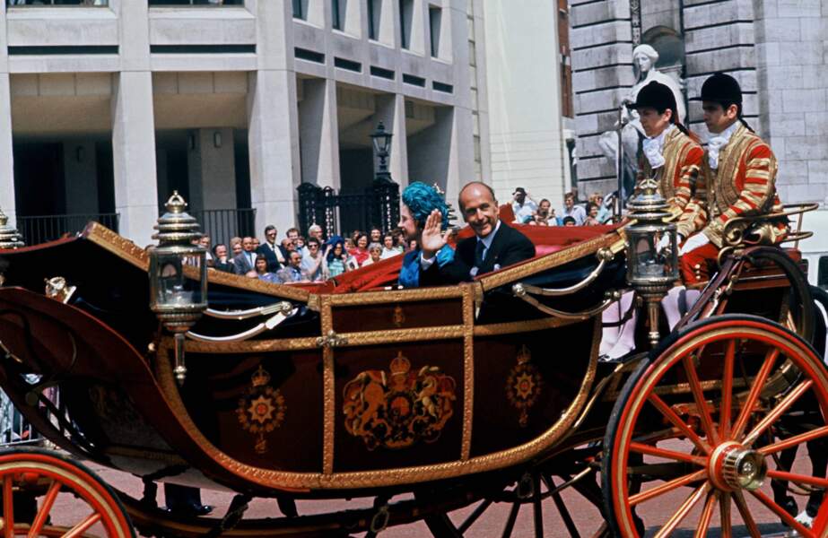 Avec la reine Elisabeth II, le président français parade dans les rues de Londres (1976)