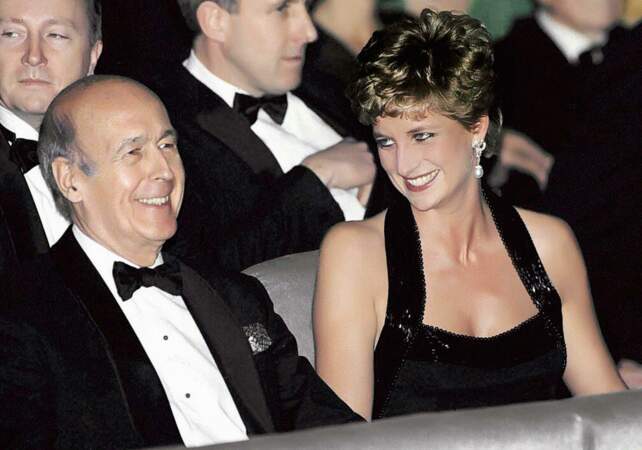 Avec la princesse Diana lors d'une soirée au Chateau de Versailles (1994). En 2009, VGE publiera un roman racontant la liaison fictionnelle entre un président de la République et une princesse galloise.