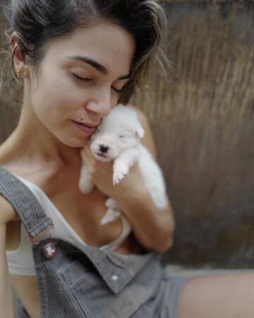 On commence avec un peu de douceur : Nikki Reed et un bébé chien. 