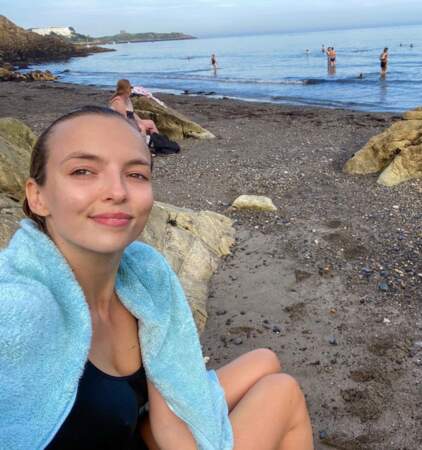 Jodie Comer a fait une virée à la plage en Irlande. Beau temps garanti (ou pas). 