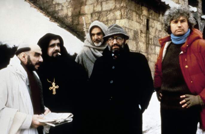 Sur le tournage du "Nom de la rose" , entouré du réalisateur Jean-Jacques Annaud, de l'auteur Umberto Eco, de Sean Connery et Murray Abraham (1986)