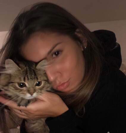 Lara Lourenço prend la pose aux côtés d'un chat qu'elle dit "adorer"