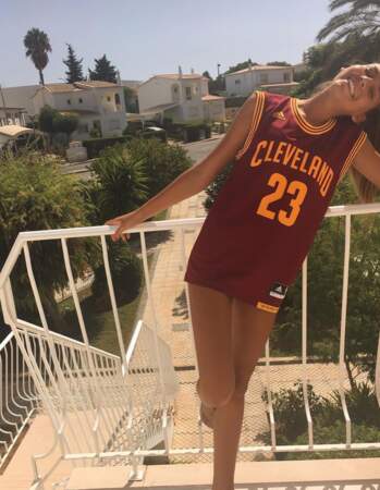 Lara Lourenço, vêtue ici d'un maillot de basketball américain, est une véritable globe-trotteuse