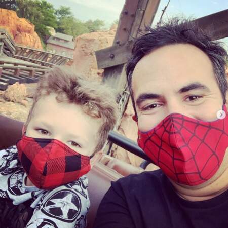 Alex Goude et son fils Elliot se sont amusés comme des petits fous à Disneyland Paris. Dans le respect des gestes barrières, bien sûr. 