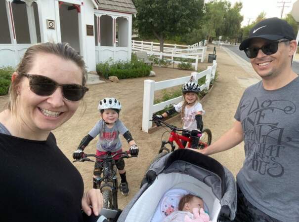 Balade en famille pour l'actrice Beverley Mitchell. 