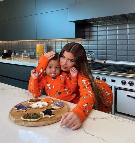Kylie Jenner et Stormi ont préféré s'occuper en cuisine.