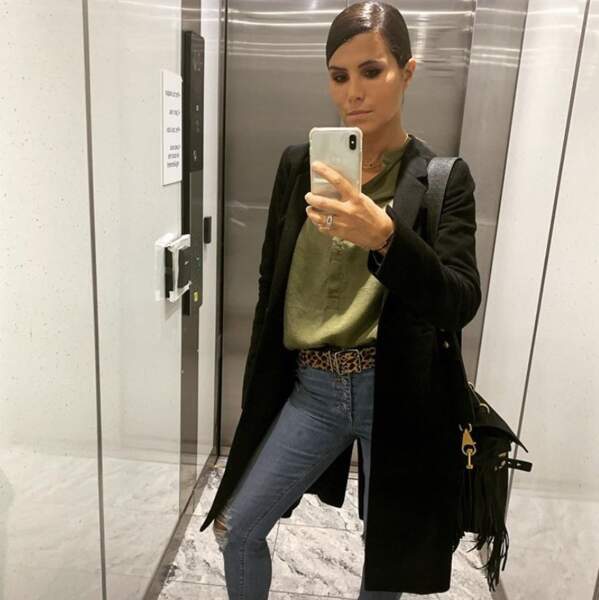 Point mode et beauté : Karine Ferri est une femme comme les autres, elle photographie sa tenue dans un ascenseur. 