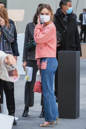 Lily-Rose Depp arrivant masqué au défilé Chanel