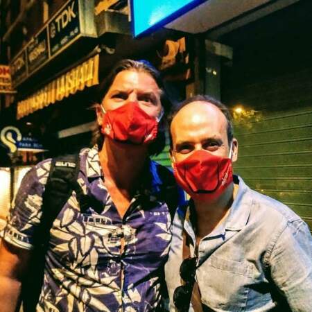 Hors du plateau, Luka Peros (Marseille) et Antonio Romero portent un masque rouge. Un clin d'œil à la série qui les a rendus célèbres ?
