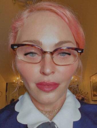 Point mode et beauté : Madonna a les cheveux roses et un goût douteux pour les filtres qui déforment le visage. 