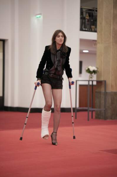 Invitée de la saison 4, Charlotte Gainsbourg a simulé une blessure à la jambe pour ne pas tourner dans un mauvais film. Ah bravo !