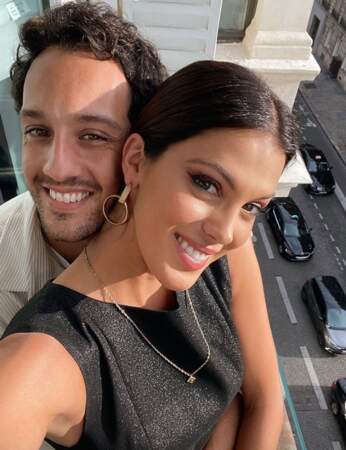 Selfie en couple pour Iris Mittenaere et Diego El Glaoui. 