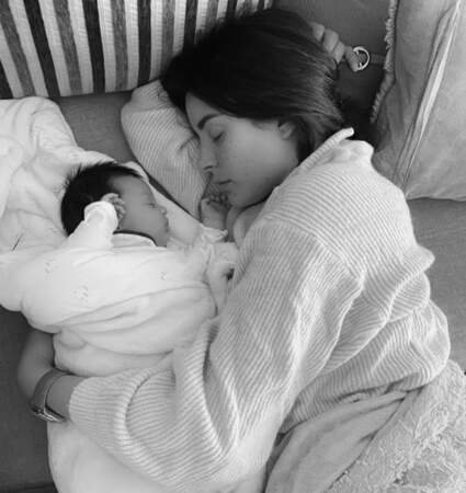 C'était l'heure de la sieste pour Rym Renom et sa fille Maria-Valentina.