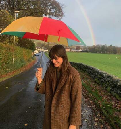 Le parapluie de Clara Luciani était assorti à l'arc-en-ciel derrière elle.