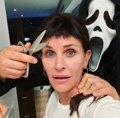 Et frange pour Courtney Cox sur le tournage de Scream 5 ! 
