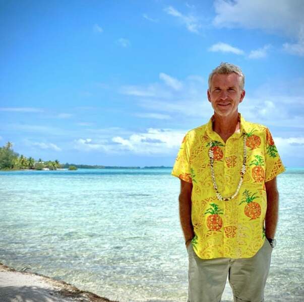 Chemise bariolée pour Denis Brogniart, en plein tournage de Koh-Lanta en Polynésie.