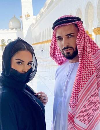 Et Nabilla et Thomas Vergara s'étaient apprêtés pour visiter la Mosquée Cheikh Zayed à Abu Dhabi.