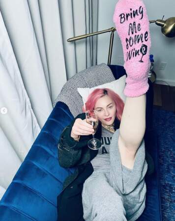 Madonna aime le vin et elle a trouvé des chaussettes pour le dire haut et fort. 