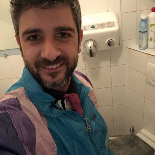On espère que vous avez autant le sourire que Verino sur ce selfie aux toilettes. 