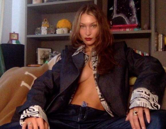 Pour sa visio avec Vogue, Bella Hadid avait oublié de boutonner sa chemise. 