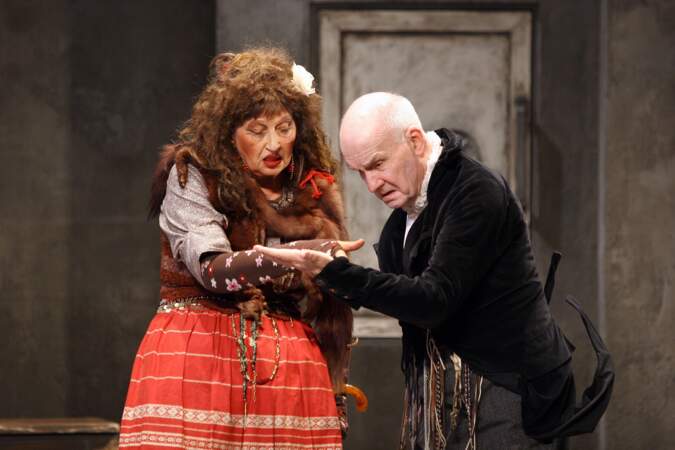 Avec sa femme la comédienne Juliette Carre, Michel Bouquet interprète sur scène "L'Avare" en 2006. 
