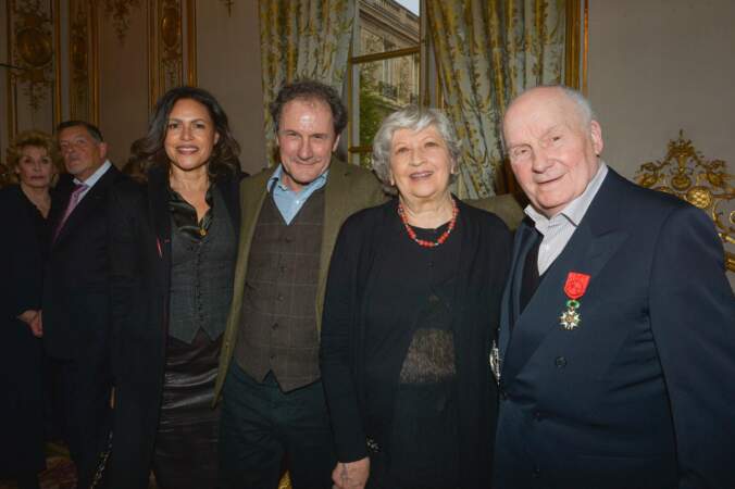 Michel Bouquet reçoit l'insiqne de Grand officier de la légion d'Honneur en mars 2017, accompagné par sa femme Juliette Carre et sa famille.