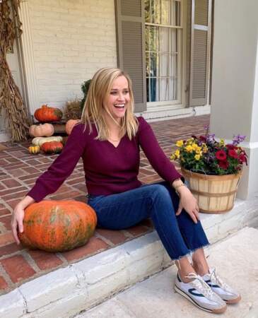 On vous laisse, on doit aider Reese Witherspoon à ranger sa déco d'Halloween. 