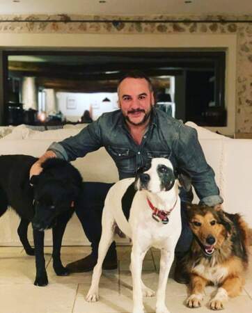 Et photo de famille pour François-Xavier Demaison et ses trois chiens, adoptés en refuge.