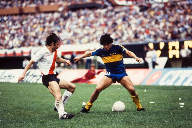 Sous le maillot du Boca Juniors contre River Plate pour le championnat argentin, en 1981