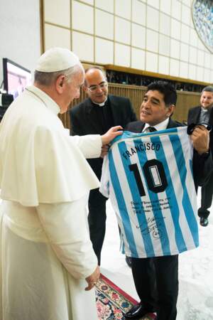 Diego Maradona avec un autre argentin bien connu, le Pape François, au Vatican en 2019
