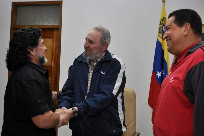 Diego Maradona, qui se dit de gauche et "péroniste", pose avec Fidel Castro et Hugo Chavez en 2011.