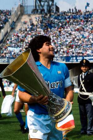 Vainqueur de la Coupe de l'UEFA en 1989 avec Naples contre Stuttgart.